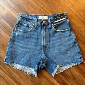 NWT Abercrombie Curve Love 4 Inch Mom Short